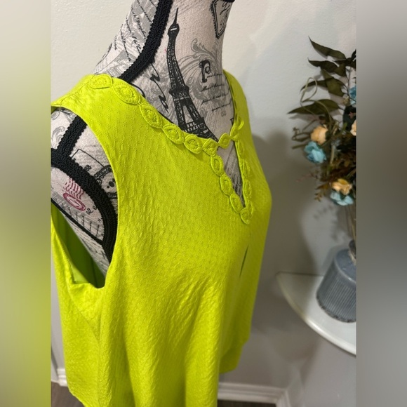 Crown & Ivy Lace trim/ layered Vibrant Green Sleeveless Women's Top size Large - Picture 2 of 10
